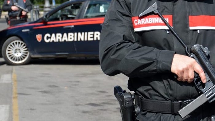 Giulianova - Rapinano barista armati di pistola e fuggono su uno scooter